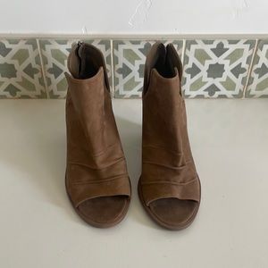 NEW VINCE CAMUTO MULE ZIP BACK CAMEL WOOD BLOCK HEEL